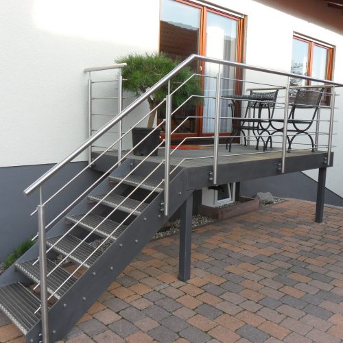 Treppe Stahl verzinkt, lackiert mit Geländer aus Edelstahl
